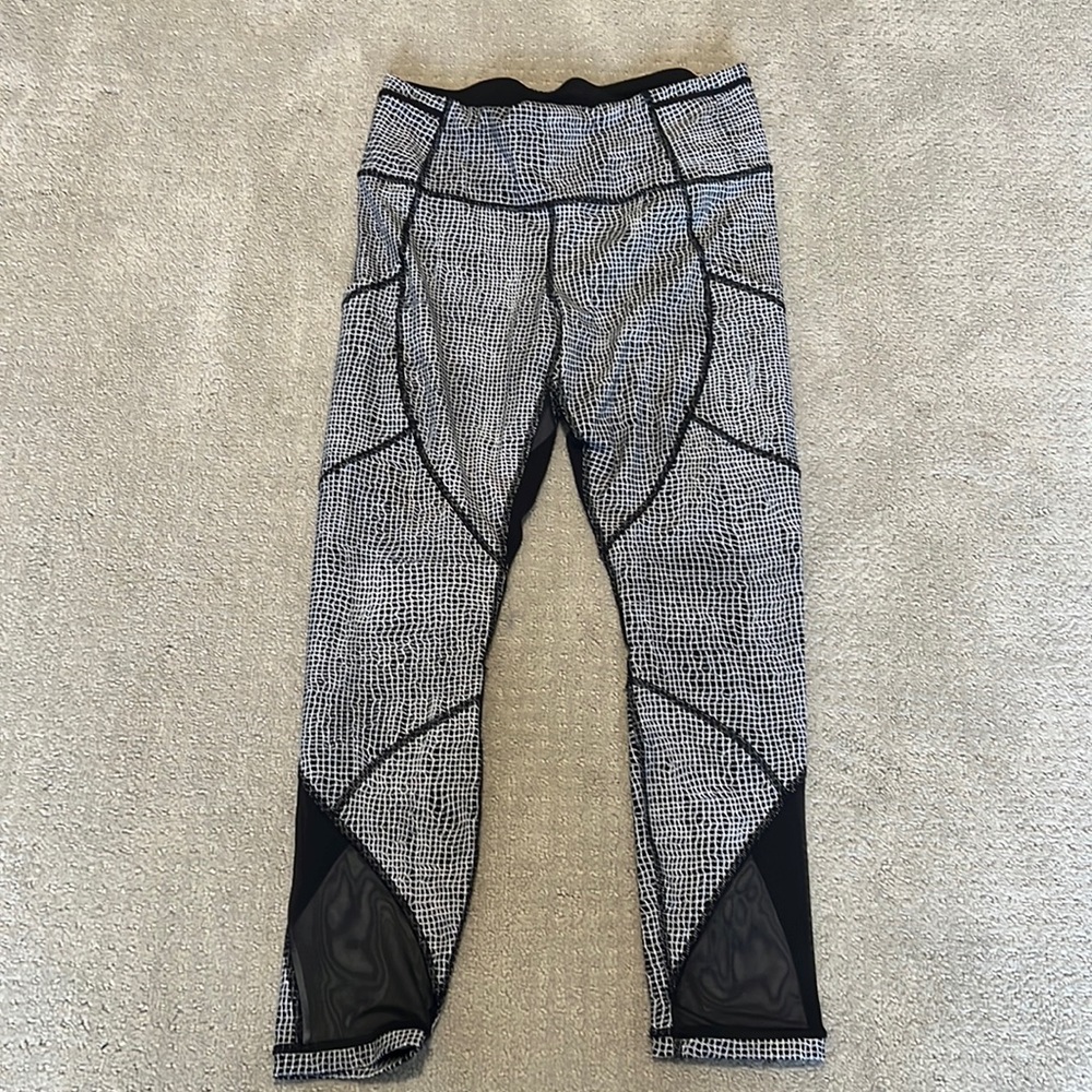 Lululemon womens leggings size 8 - never worn in black and white